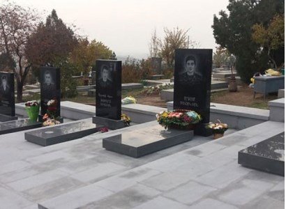 Օրեր առաջ տեղի ունեցած մոմավառությունի՞ց են հետքեր մնացել Ուրֆանյանի եւ Աբաջյանի շիրմաքարերի վրա