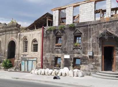 Գյումրիի պատմական շենքերից մեկի վրա 2-րդ հարկ է կառուցվում՝ առանց շինթույլտվության.այս պահին շինարարությունը կասեցված է