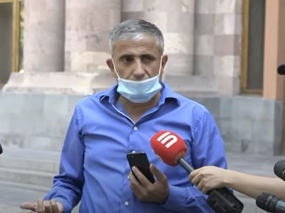 «Դուք ավելի հին ու մաշված եք, քան նախկինները». Կառավարության դիմաց բողոքի ակցիա անող գործարարին բերման ենթարկեցին