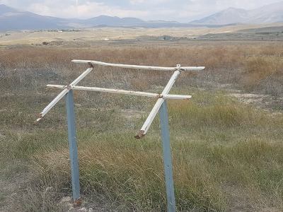 Զորաց քարերի հուշարձանի տարածքի տեղեկատվական ցուցանակներից մնացել են միայն «կմախքները» (ֆոտո)
