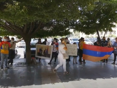 Хочу в Россию. ՌԴ մեկնել ցանկացող ՀՀ քաղաքացիներն ավտոերթ են արել Երեւանում