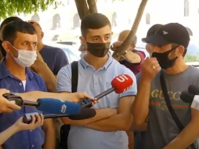 «Այս երեխաները իրենց պապային կարոտել են, ուզում են տեսնեն, ասեք`ինչ անեն».ՌԴ մեկնել ցանկացողները բողքում են