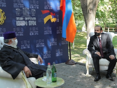 Արարատ Միրզոյանը հանդիպել է Ամենայն հայոց կաթողիկոսի հետ