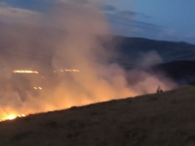Խոշոր հրդեհ՝ Զարինջա, Ձիթհանքով եւ Սարակապ գյուղերի սահմանագծում. Ժամանել է 2 մարտական հաշվարկ