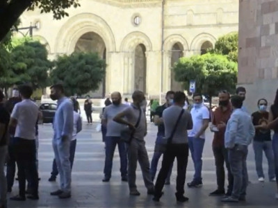 Հիմա բոլորին դրդում եք ինքնասպանության. ՌԴ մեկնելու պահանջով հանդես եկող քաղաքացիները Կառավարության դիմաց են