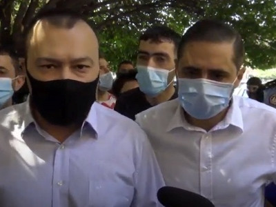 «Սա ձեր կառավարությունն է դուռը բացեք, մտեք ներս». ԲՀԿ-ական պատգամավորները մոտեցան ակցիայի մասնակիցներին