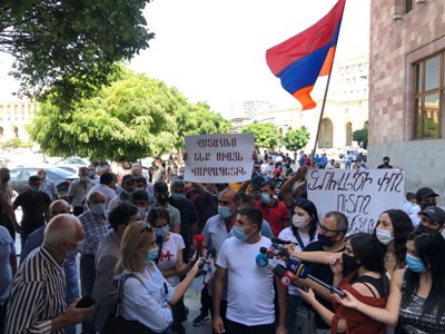 Նախկին գյուղապետն անօրինական կնիք ունի, դեղատունն գյուղապետարան է դարձրել. եղեգնուտցիները Կառավարության մոտ են