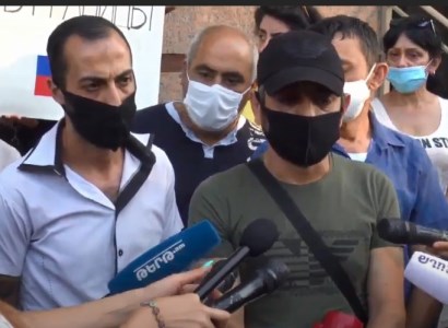ՔՊ-ի գրասենյակի դիմաց ՌԴ մեկնելու պահանջով հանդես եկողներն ակցիա են անում