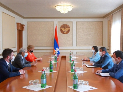 Արցախ նախագահն ընդունել է Մատենադարանի տնօրեն Վահան Տեր-Ղևոնդյանի գլխավորած պատվիրակությանը