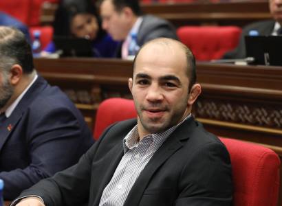 Երրորդ օրն է, համբերատար ու հետաքրքրութամբ հետևում եմ քննարկումներին. Ջուլֆալակյանը պարզաբանումներ է տվել