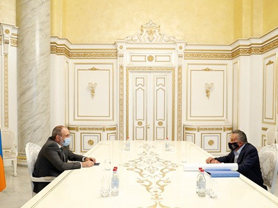 Armenia PM hosts Eduardo Eurnekian