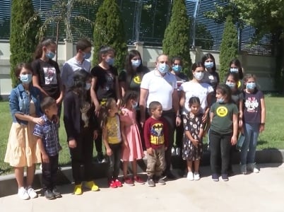 Armenia PM hosts children of borderline villages, barbecues meat for them