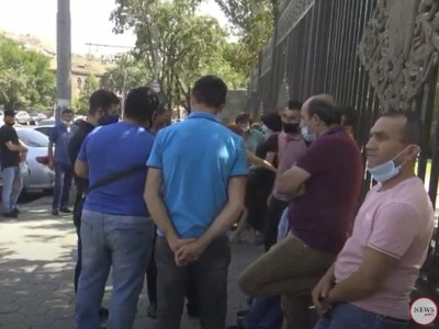 Եթե հետ գանք Հայաստան ապրելու, ես քար եմ գցելու աղջկաս ապագայի վրա. բողոքի ակցիա ԱԺ-ի դիմաց