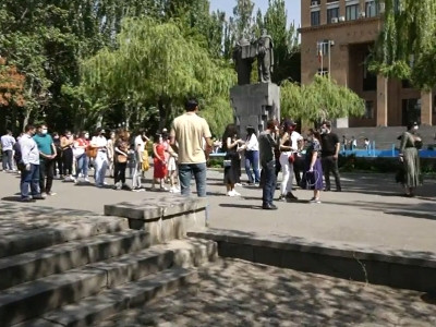 Ուսանողները պահանջում են ուսման վարձերի մասնակի փոխհատուցում. քայլերթ դեպի Կառավարության շենք
