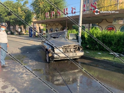 Ոստիկանության 30-ամյա ծառայողը Mercedes-ով բախվել է էլեկտրասյանը, նրան մեքենայից դուրս են բերել փրկարարները (ֆոտո)