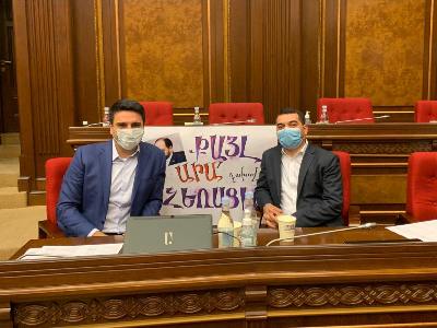 Ալեն Սիմոնյանը և Հրաչյա Հակոբյանը լուսանկարվեցին ԿԳՄՍ նախարարի հեռացումը պահանջող պաստառի ֆոնին