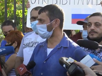 «Դոշակ, վերմակ դրեք, այսօր այստեղ ենք». ՌԴ մեկնելու պահանջով հանդես եկողներն ԱԺ-ի դիմաց են
