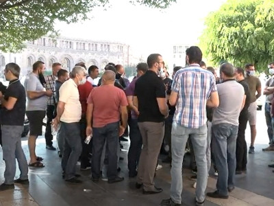 Դրանով ասում են՝ ժողովուրդ, մի՛ ընկեք մոլերի ոտքի տակ, հավաքվեք ու գնացեք. առեւտրականները վաղը մեծ ցույց են անելու