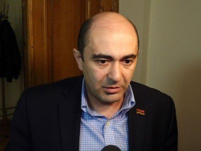 Մի ընկեր ունեմ, երեկ զանգել, ասում է՝ դու ոնց որ դետոնատոր լինես, մի բան նախաձեռնում ես, գմփում է. Մարուքյան