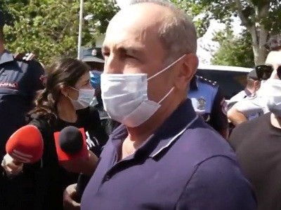 «Ես կխնդրեմ արեւի տակ չկանգնել եւ գնալ տուն». Ռոբերտ Քոչարյանը դատարանի բակում հանդիպեց իր աջակիցների հետ