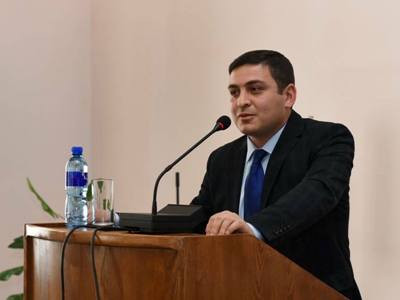 ԵՊՀ դասախոսը դատի է տվել Նիկոլ Փաշինյանին և վարչապետի աշխատակազմին