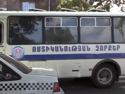 Ոստիկանությունը մեծ թվով ուժեր է կենտրոնացրել դատարանի բակում, որտեղ ընթանալու է Ծառուկյանի կալանքի հարցի քննությունը
