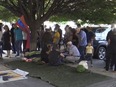 Armenia citizens wishing to leave for Russia continue hunger strike