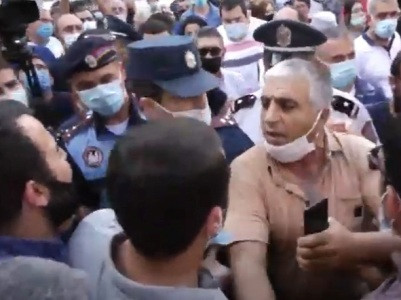 Դատարանի բակից, որտեղ Ծառուկյանի կալանքի հարցի քննությունն է ընթանում,  բռնի ուժով քաղաքացիներ են բերման ենթարկվում