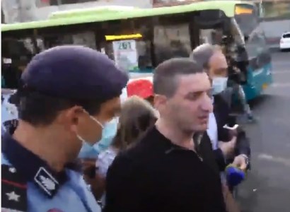 Գեւորգ Պետրոսյանի ճեպազրույցն ընդհատվեց. նա ոստիկանների հետ երկար քայլեց, ներկայացրեց բժշկական փաստաթուղթ եւ տուգանվեց