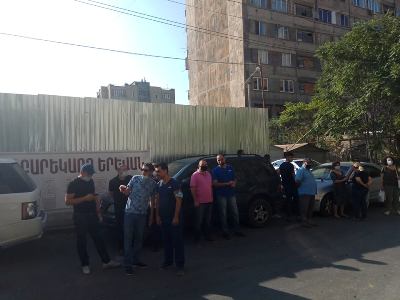 Yerevan building residents block road again (PHOTOS)