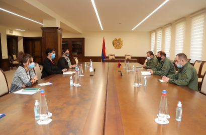 Armenia defense minister receives ICRC Delegation head