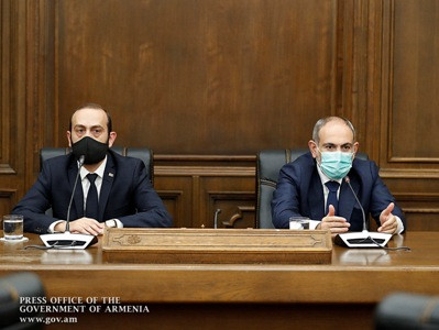 Armenia PM, FM meet with legislature council members, discuss situation on Artsakh