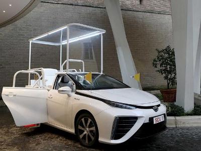 Հռոմի պապն անցել է ջրածնային Toyota սեդանին