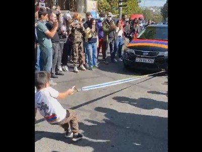 Little Armenian hero pulls car with 2 fingers, proceeds donated to army