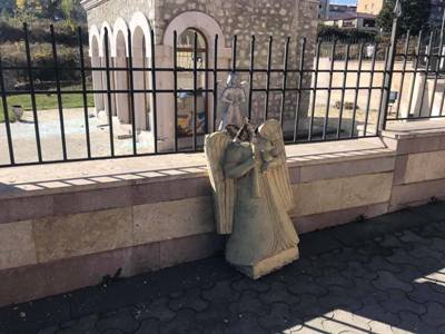 Armenian archbishop visits shelled Ghazanchetots Cathedral, says prayer