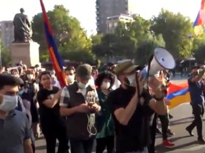Citizens marching toward embassies in Yerevan, demanding recognition of Artsakh independence