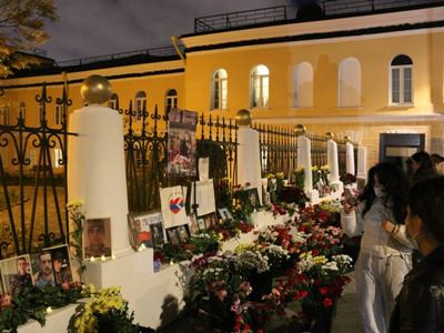 Thousands of flowers, photos of fallen Armenian soldiers placed outside embassy in Russia (PHOTOS)