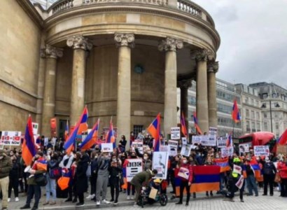 «Позор BBC»: Несколько сотен армян Лондона провели акцию протеста перед офисом телекомпании BBC