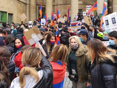 BBC  представляет войну с азербайджанской точки зрения: армяне провели акцию протеста у телекомпании