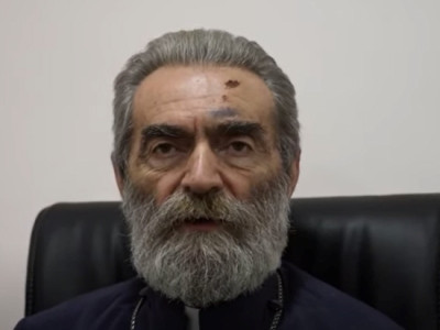Դաժանագույն պատերազմ է. առավոտից երեկո խփում են, բայց երկաթի պես կանգնած են մեր տղաները. Պարգեւ սրբազան