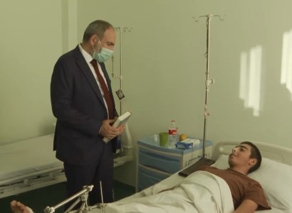 Armenia PM visits soldiers wounded on frontline
