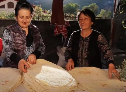 Մենք մեր երեխաների թիկունքում կանգնած ենք․ Աղավնոյի կանայք մնացել են գյուղում ու լավաշ են թխում զինվորների համար