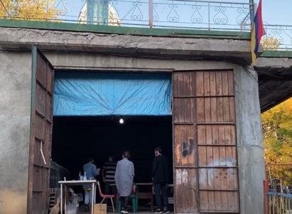Երևանի Անգլիական այգում կամավորներն առաջնագծի համար վիրակապեր են պատրաստում