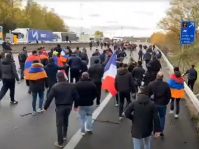 France Armenians close off highway