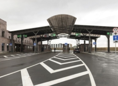 Officers demanding customs clearance of items of Armenians returning from Turkey at Bavra checkpoint