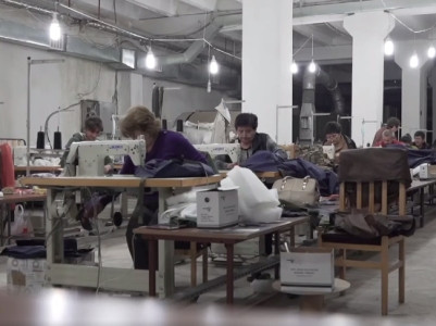 Արցախում ապաստարաններում կանայք ու ռազմաճակատ չմեկնած տղամարդիկ զինվորների համար քնապարկ, հագուստ են կարում