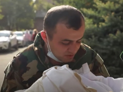 «Բառերը քիչ են, չեն հերիքում». Ռազմաճակտից վերադարձած հոր ու նորածին դստեր առաջին հանդիպումը