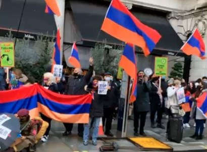 Армянская община проводит акцию протеста перед офисом British Petroleum в Лондоне