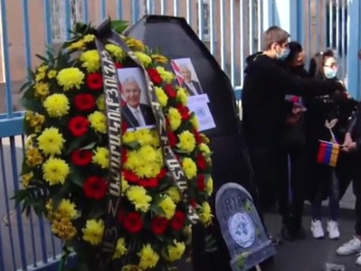 Protesters place wreath, coffin outside UN Office in Armenia