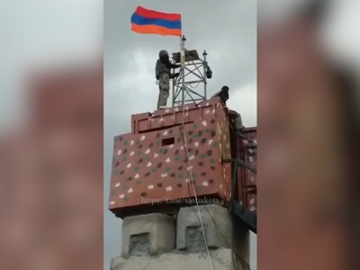 Հայ զինվորները թշնամուց ազատագրած դիրքի վրա բարձրացնում են Հայաստանի դրոշն ու Հայր մերն արտասանում